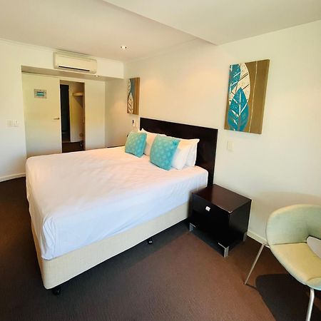 At Marina Shores Airlie Beach Buitenkant foto A bedroom at the hotel