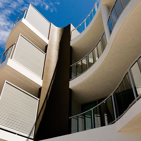 At Marina Shores Airlie Beach Buitenkant foto The exterior of the building