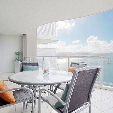 At Marina Shores Airlie Beach Buitenkant foto A balcony