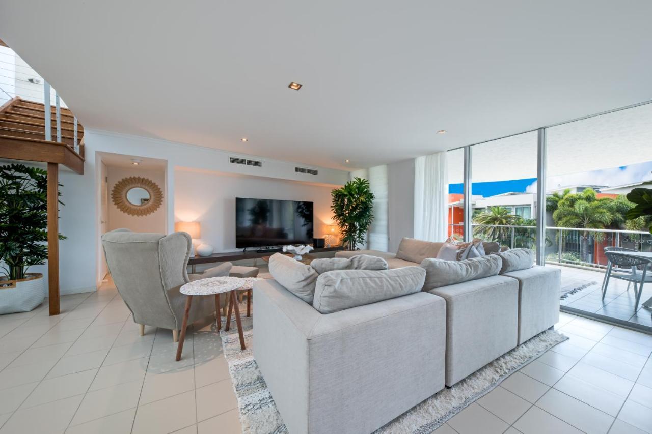 At Marina Shores Airlie Beach Buitenkant foto Living room