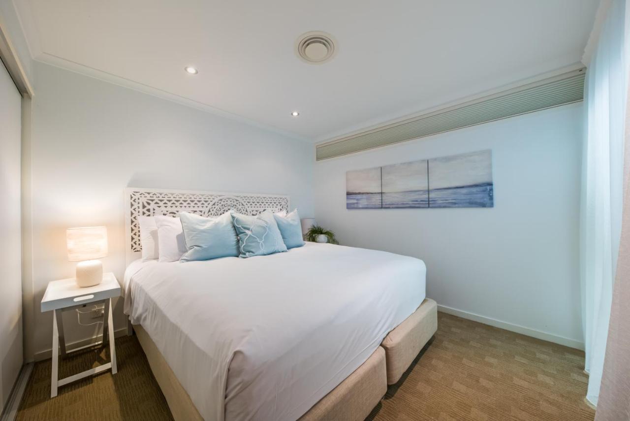 At Marina Shores Airlie Beach Buitenkant foto A bedroom at the hotel