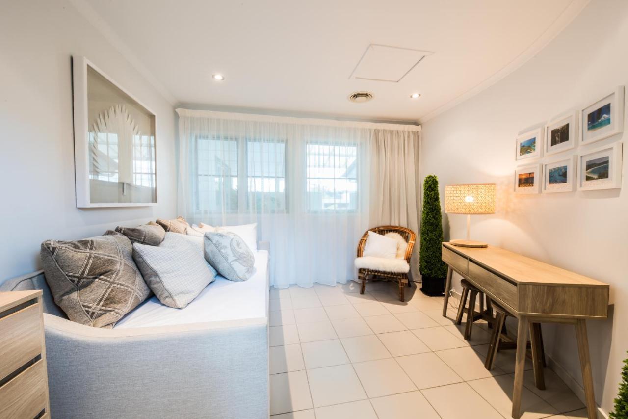 At Marina Shores Airlie Beach Buitenkant foto A living room in a typical apartment at The Standard East Village