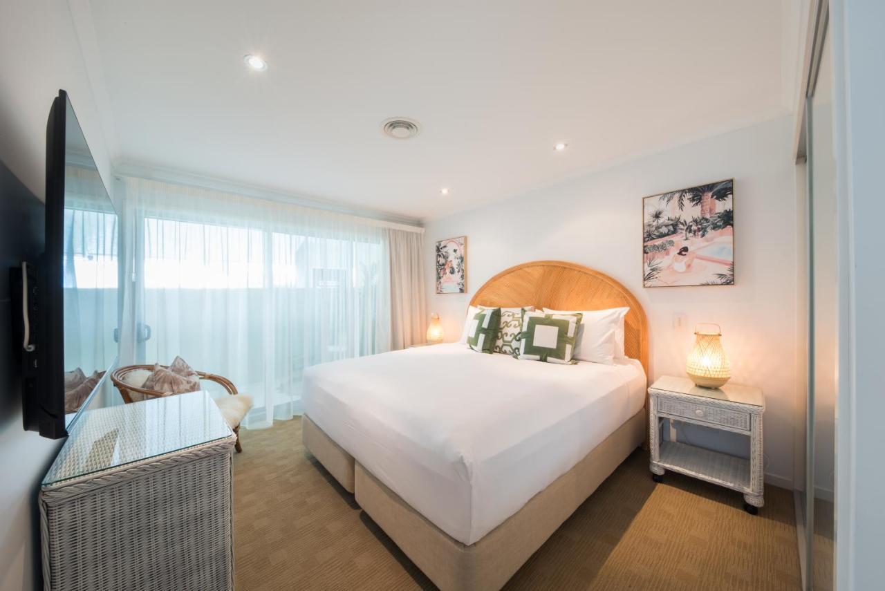 At Marina Shores Airlie Beach Buitenkant foto A bedroom at the hotel