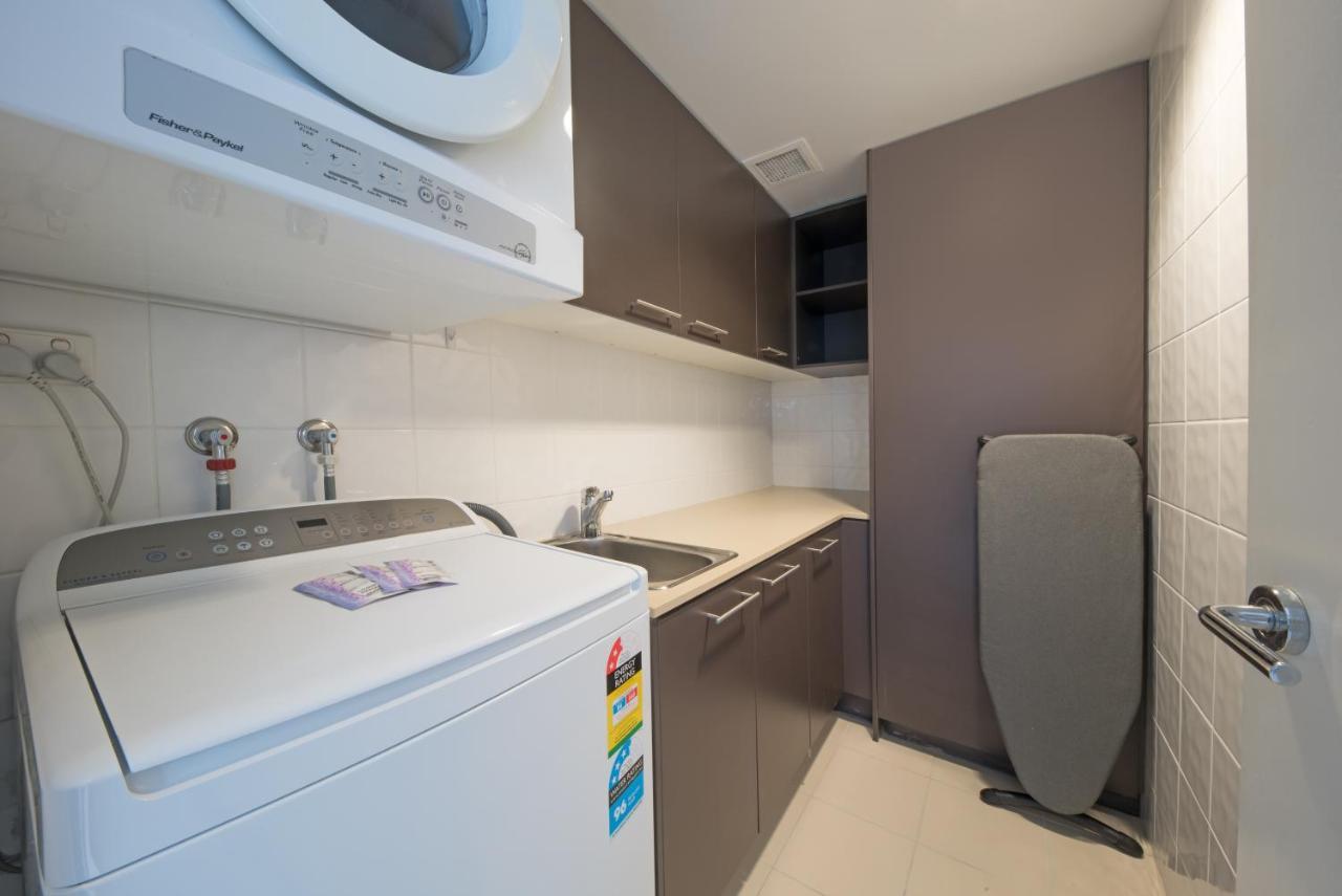 At Marina Shores Airlie Beach Buitenkant foto Laundry room