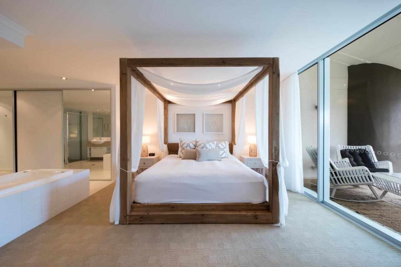 At Marina Shores Airlie Beach Buitenkant foto A bedroom at the W Hotel, South Beach, Miami
