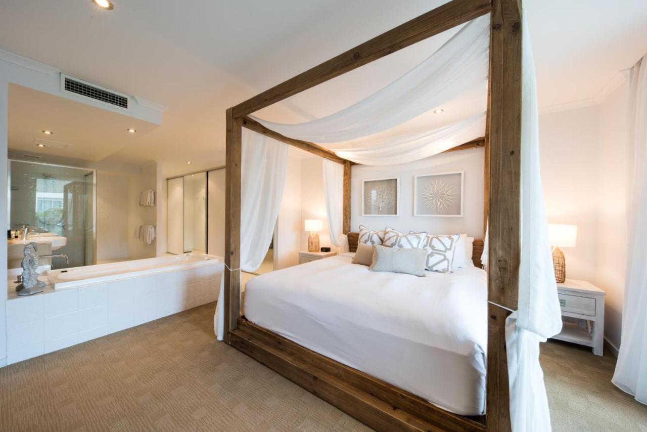 At Marina Shores Airlie Beach Buitenkant foto A four-poster bed