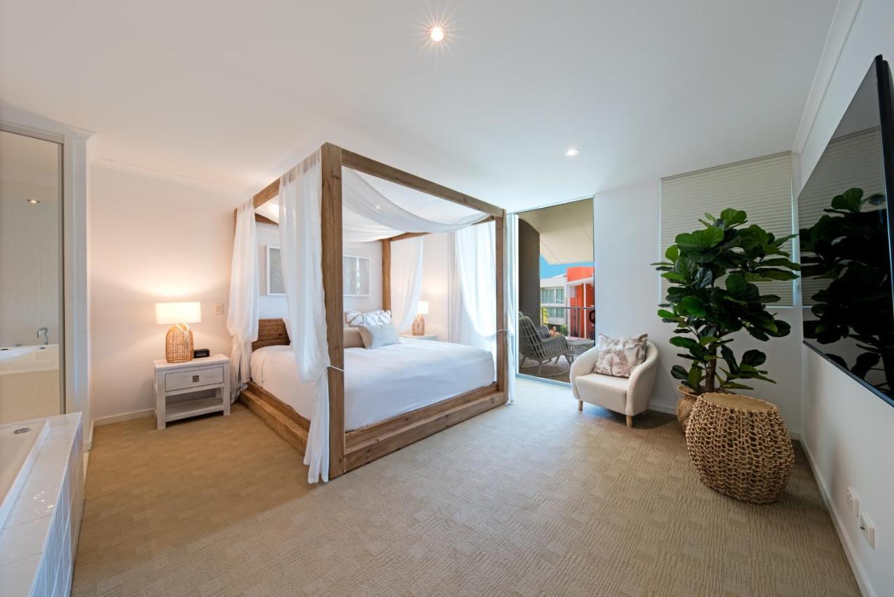 At Marina Shores Airlie Beach Buitenkant foto A bedroom in a house