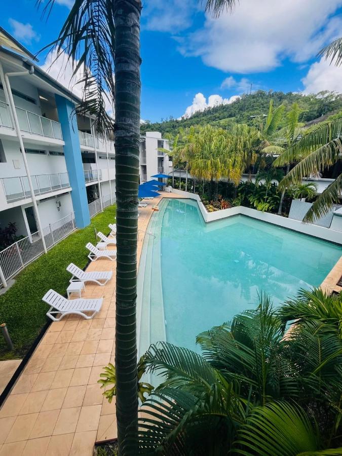 At Marina Shores Airlie Beach Buitenkant foto The pool at the hotel