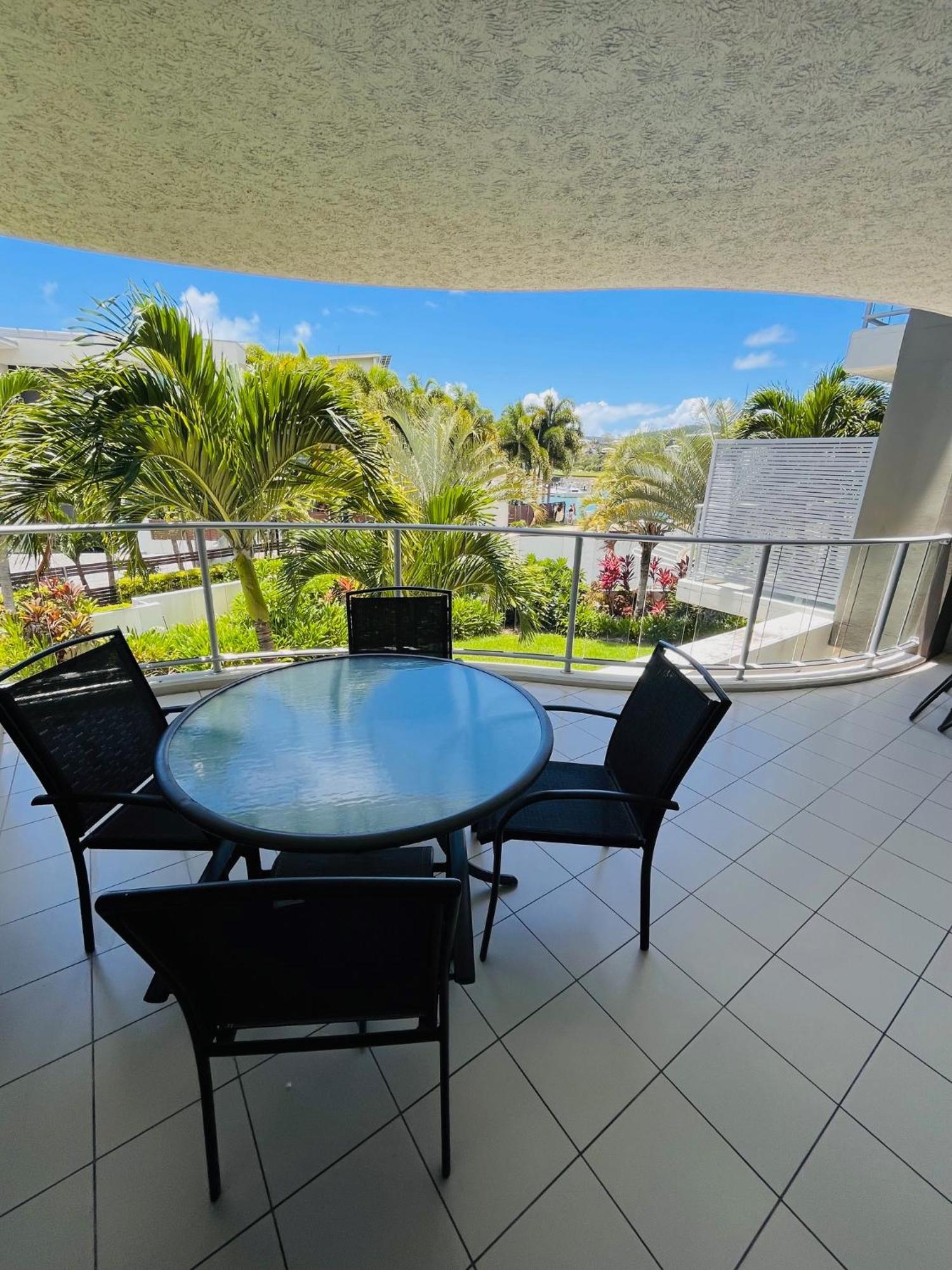 At Marina Shores Airlie Beach Buitenkant foto A balcony at the Sheraton Resort