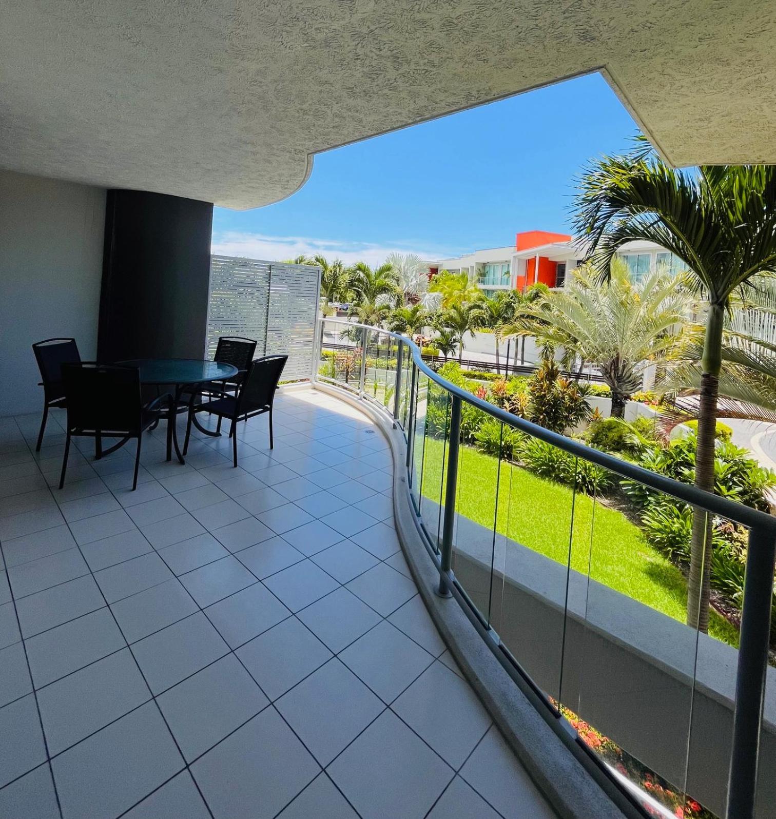 At Marina Shores Airlie Beach Buitenkant foto Balcony of a condo in Florida