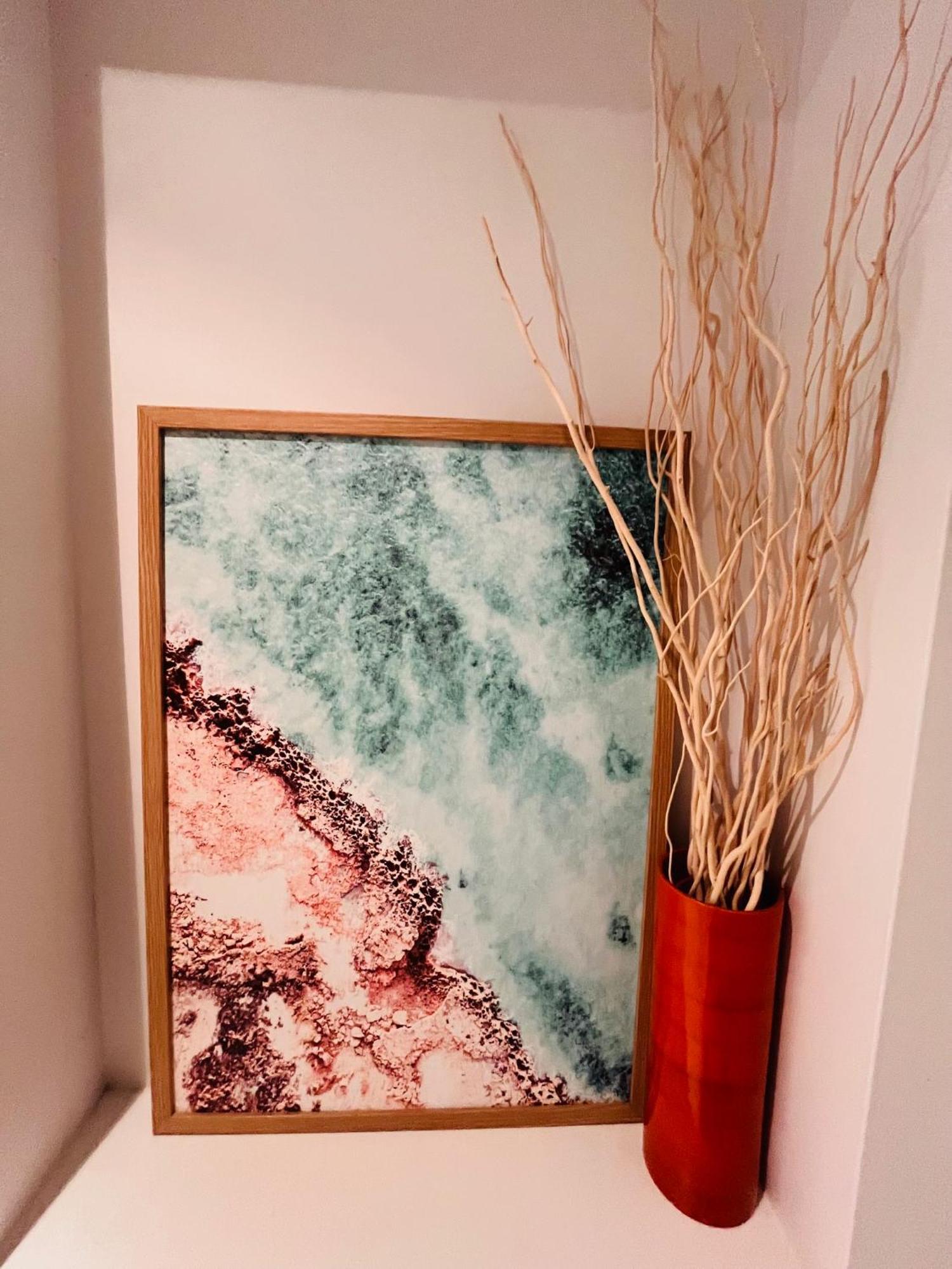 At Marina Shores Airlie Beach Buitenkant foto A painting by the artist