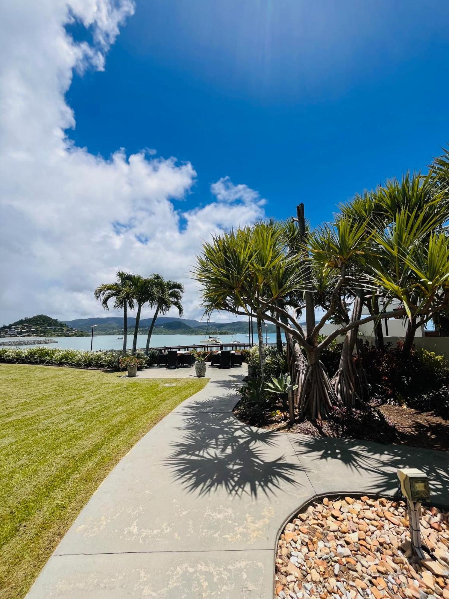At Marina Shores Airlie Beach Buitenkant foto View of the bay from the hotel