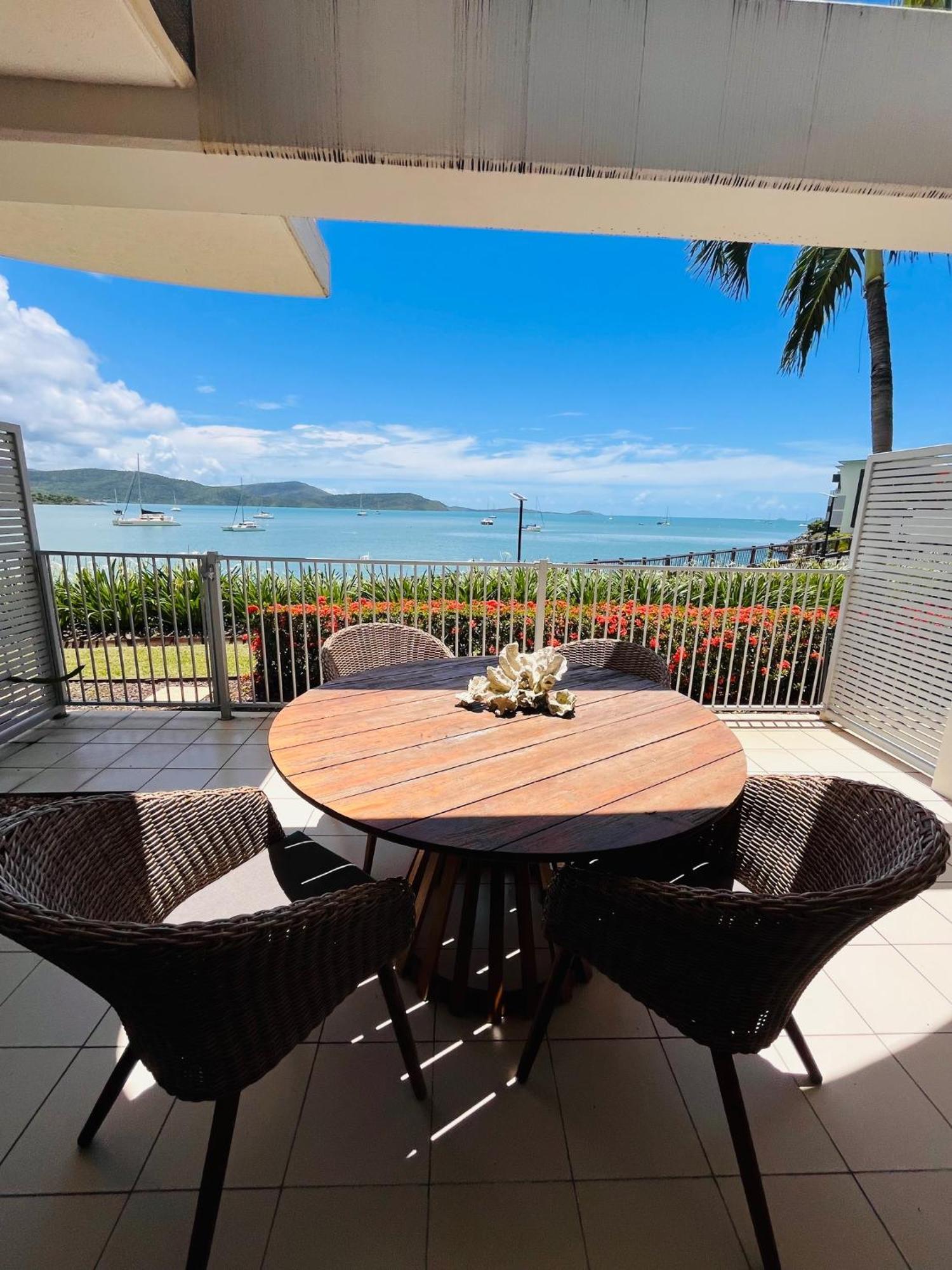 At Marina Shores Airlie Beach Buitenkant foto View from the balcony of a suite at the resort