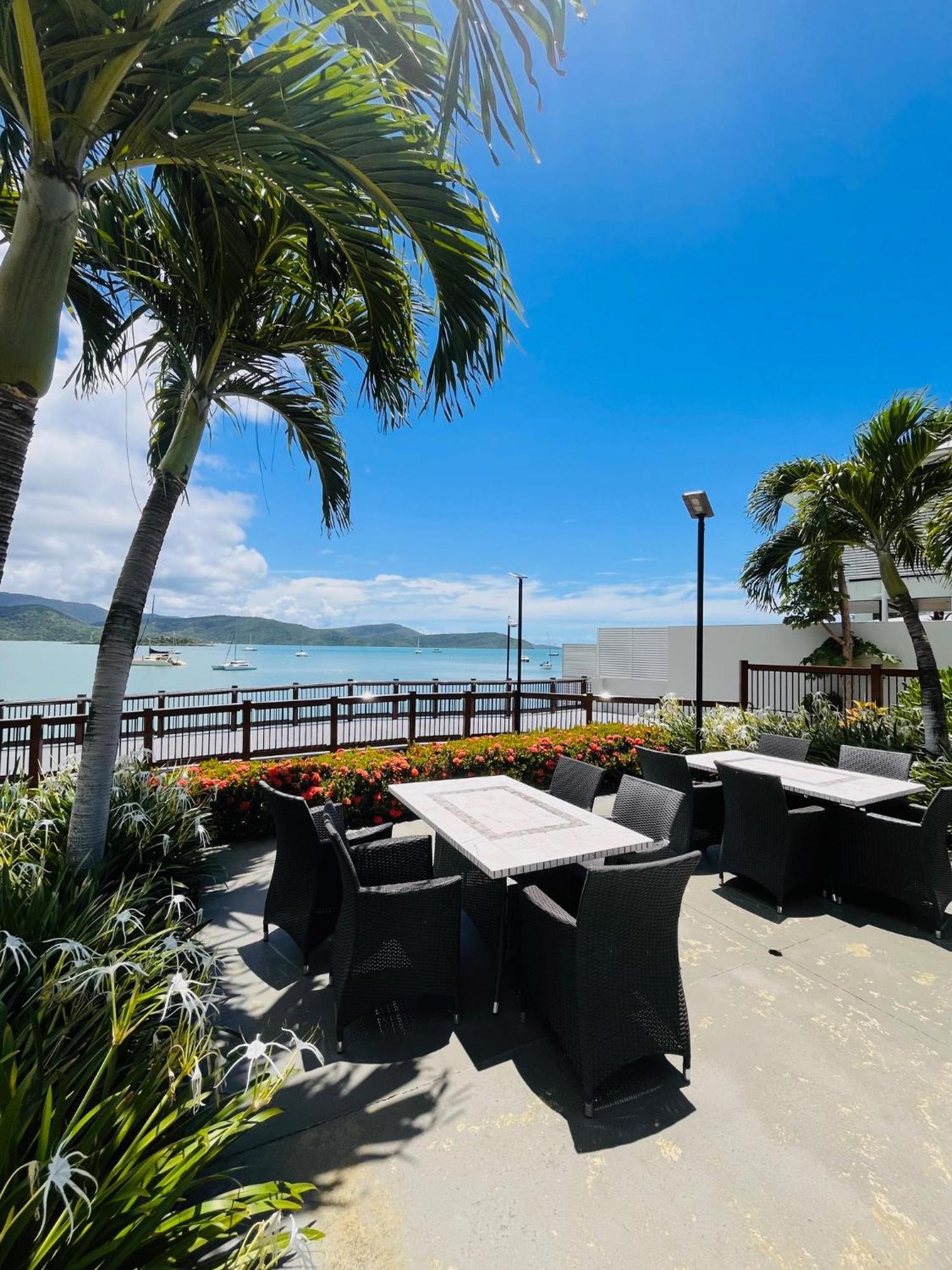 At Marina Shores Airlie Beach Buitenkant foto View of the Great Barrier Reef from the Strand, Townsville