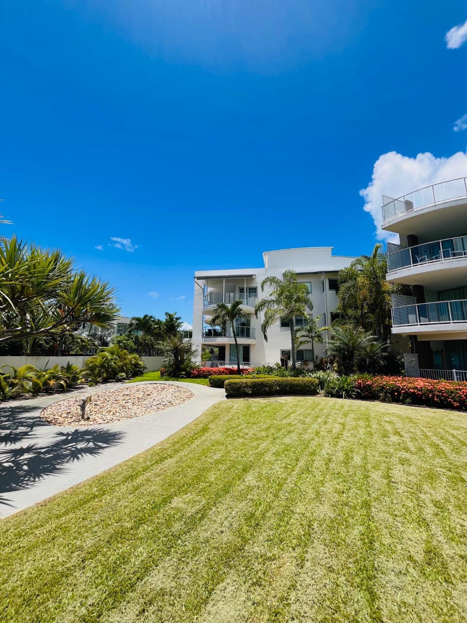 At Marina Shores Airlie Beach Buitenkant foto The grounds of the Ritz-Carlton, South Beach