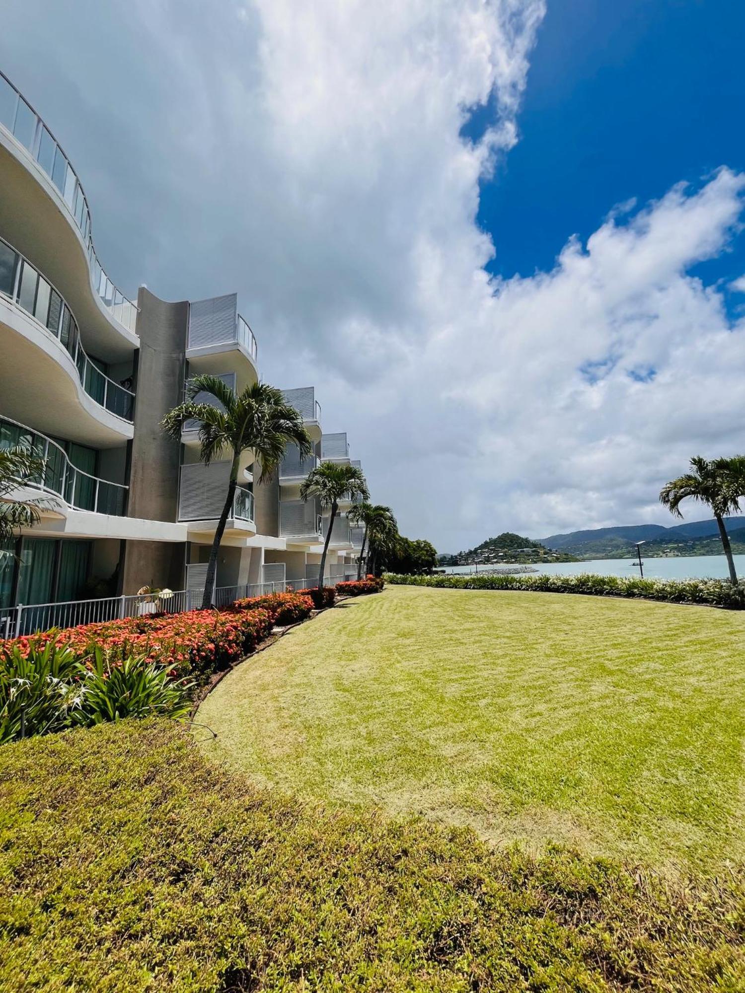 At Marina Shores Airlie Beach Buitenkant foto View of the resort