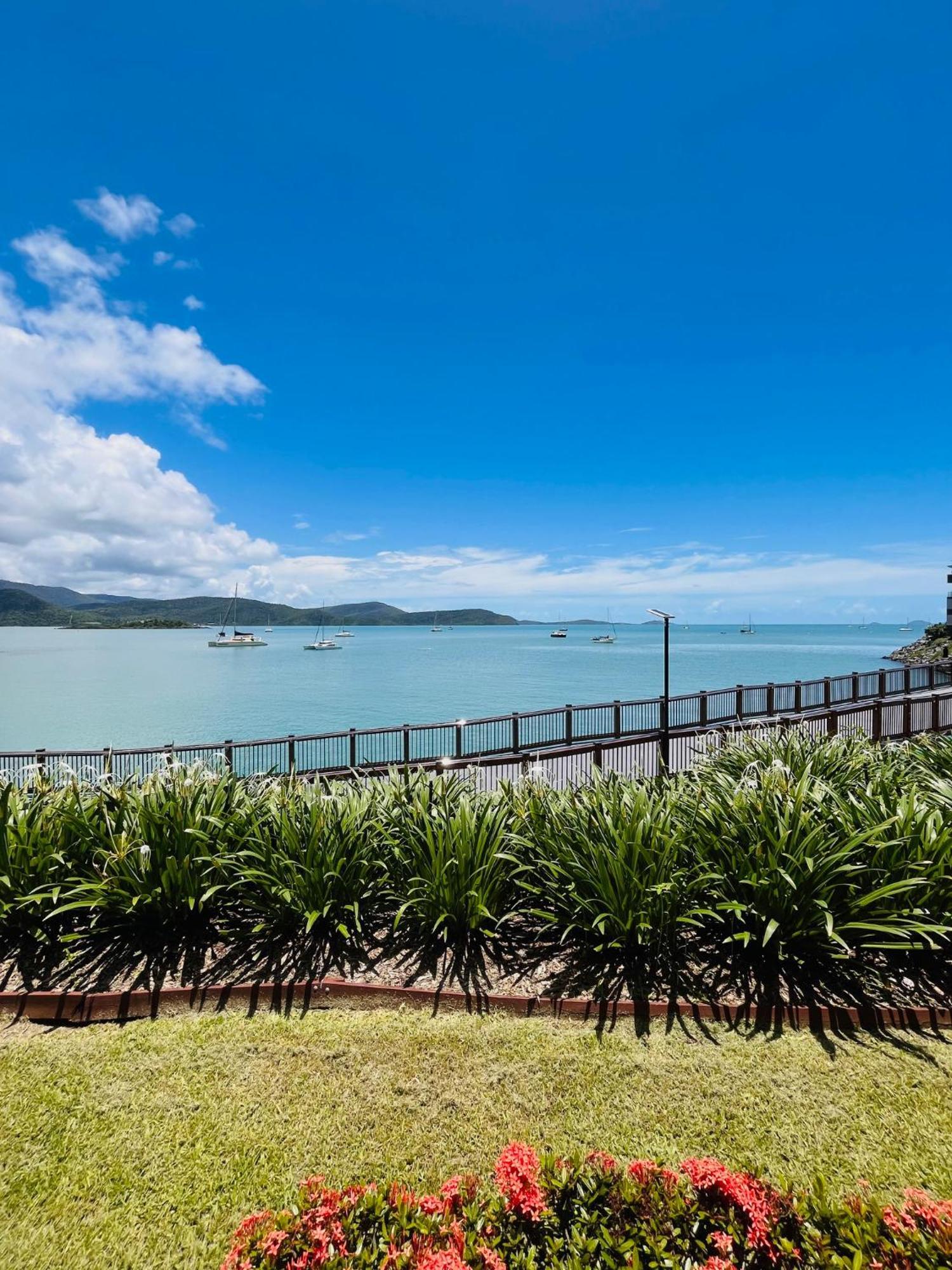 At Marina Shores Airlie Beach Buitenkant foto View of the bay from the Strand, 2019