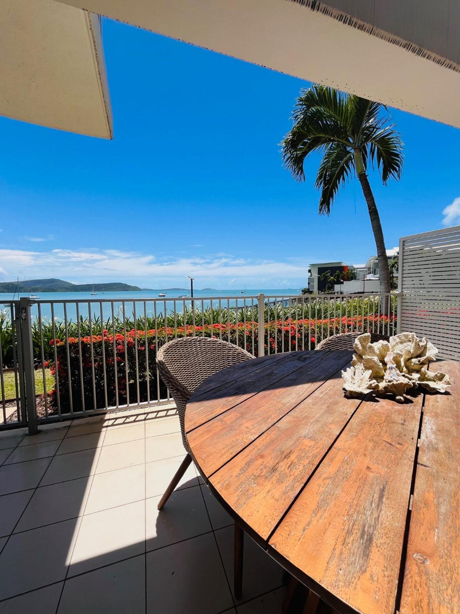 At Marina Shores Airlie Beach Buitenkant foto View of the bay from a house in the suburb of Scarborough