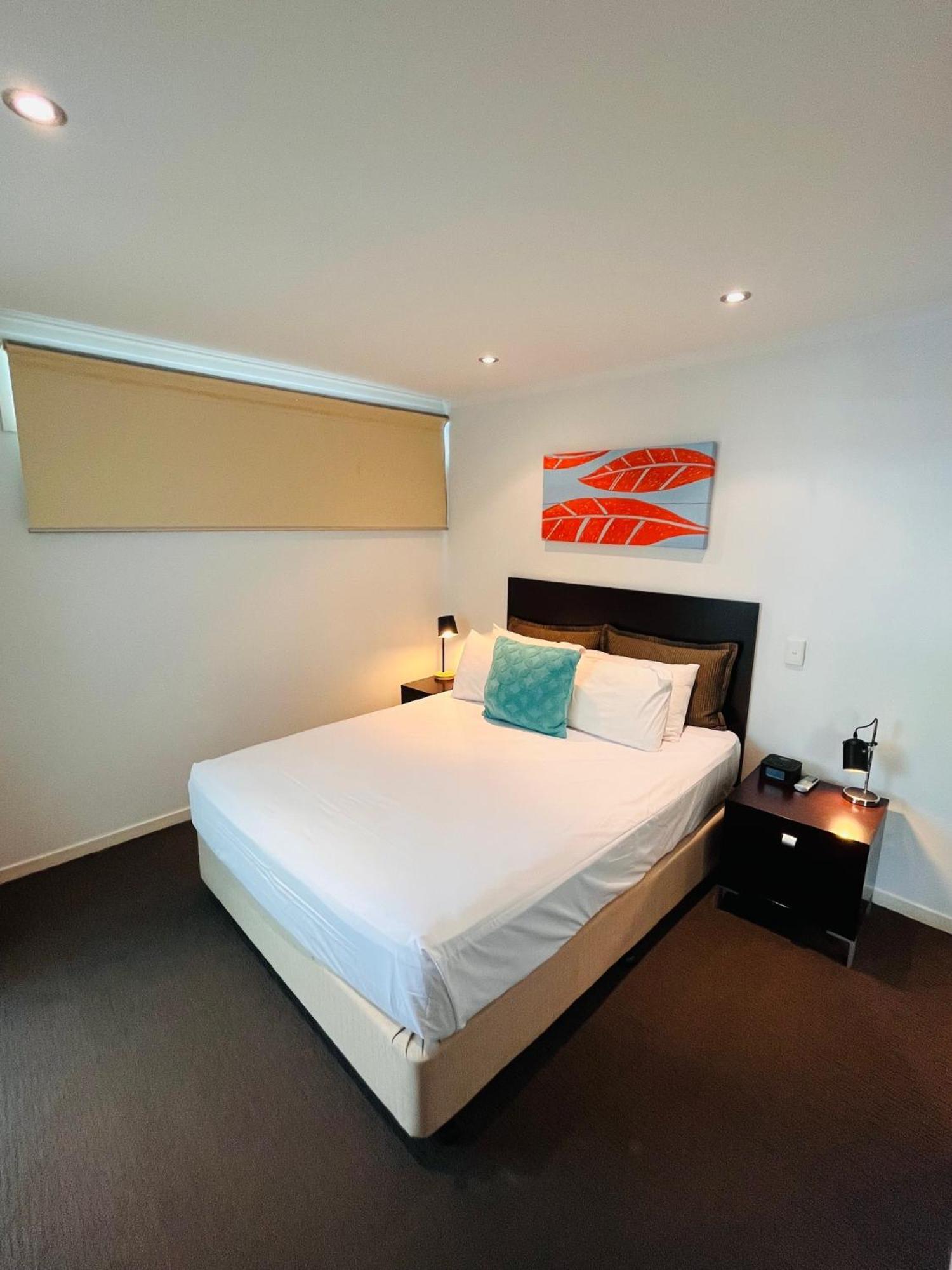 At Marina Shores Airlie Beach Buitenkant foto A bedroom at the Mantra on Lake
