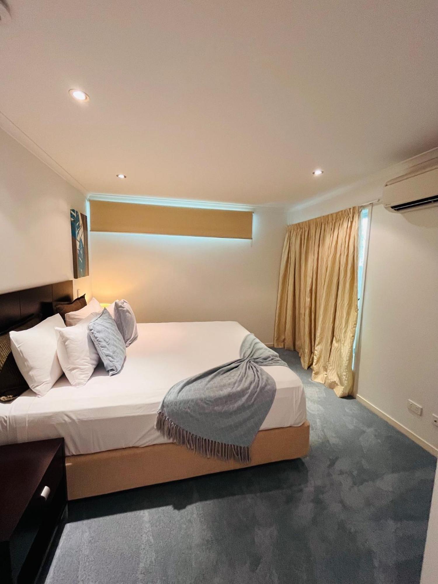 At Marina Shores Airlie Beach Buitenkant foto A bedroom at the hotel