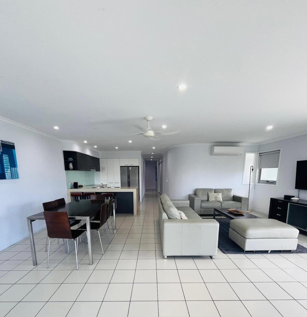 At Marina Shores Airlie Beach Buitenkant foto A typical apartment interior