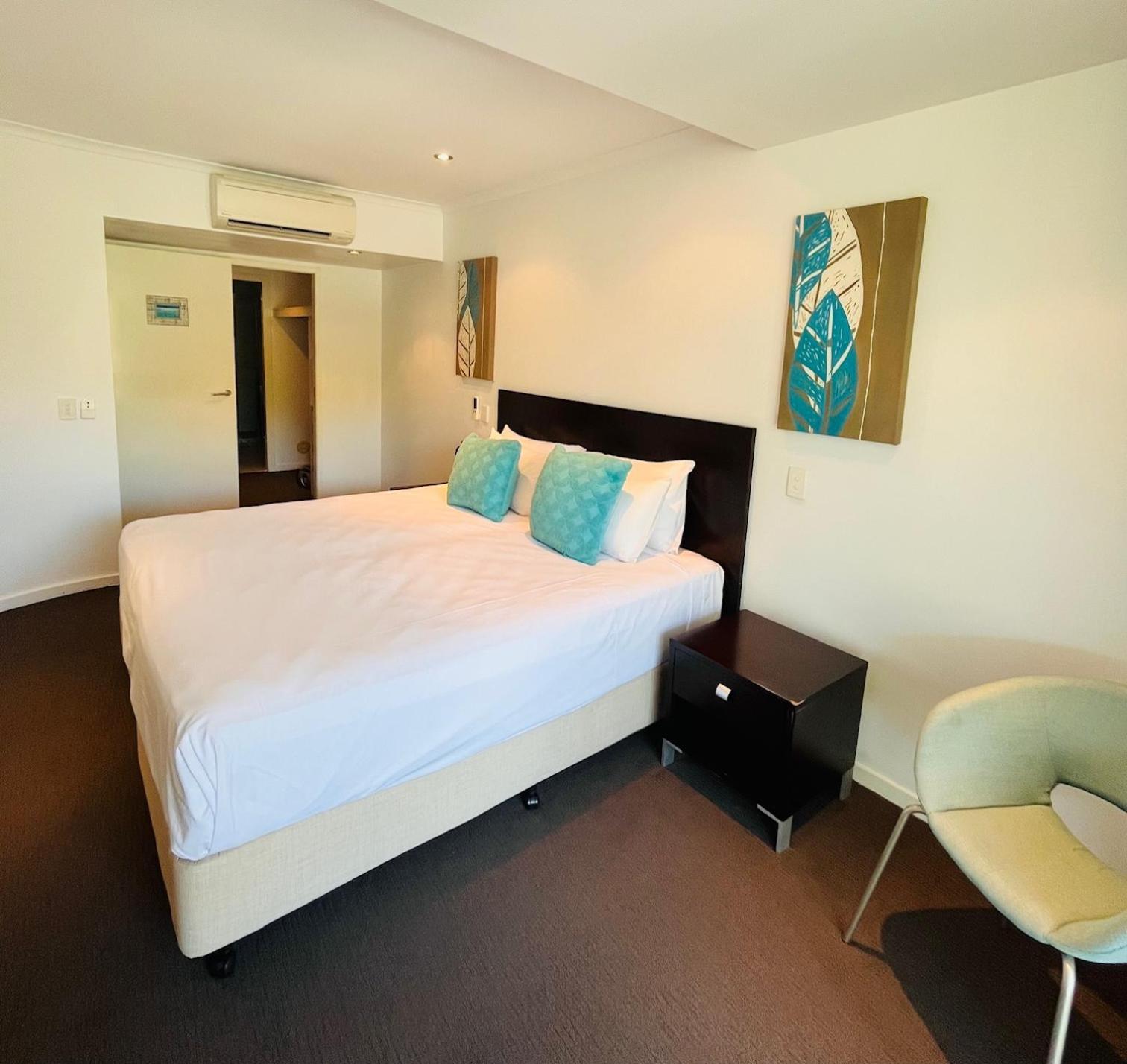 At Marina Shores Airlie Beach Buitenkant foto A bedroom at the hotel