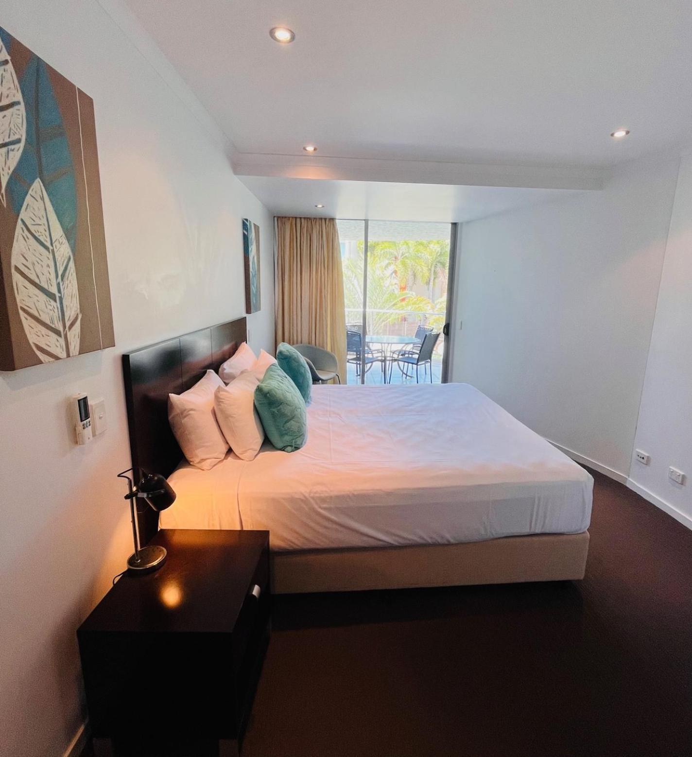 At Marina Shores Airlie Beach Buitenkant foto A bedroom at the hotel