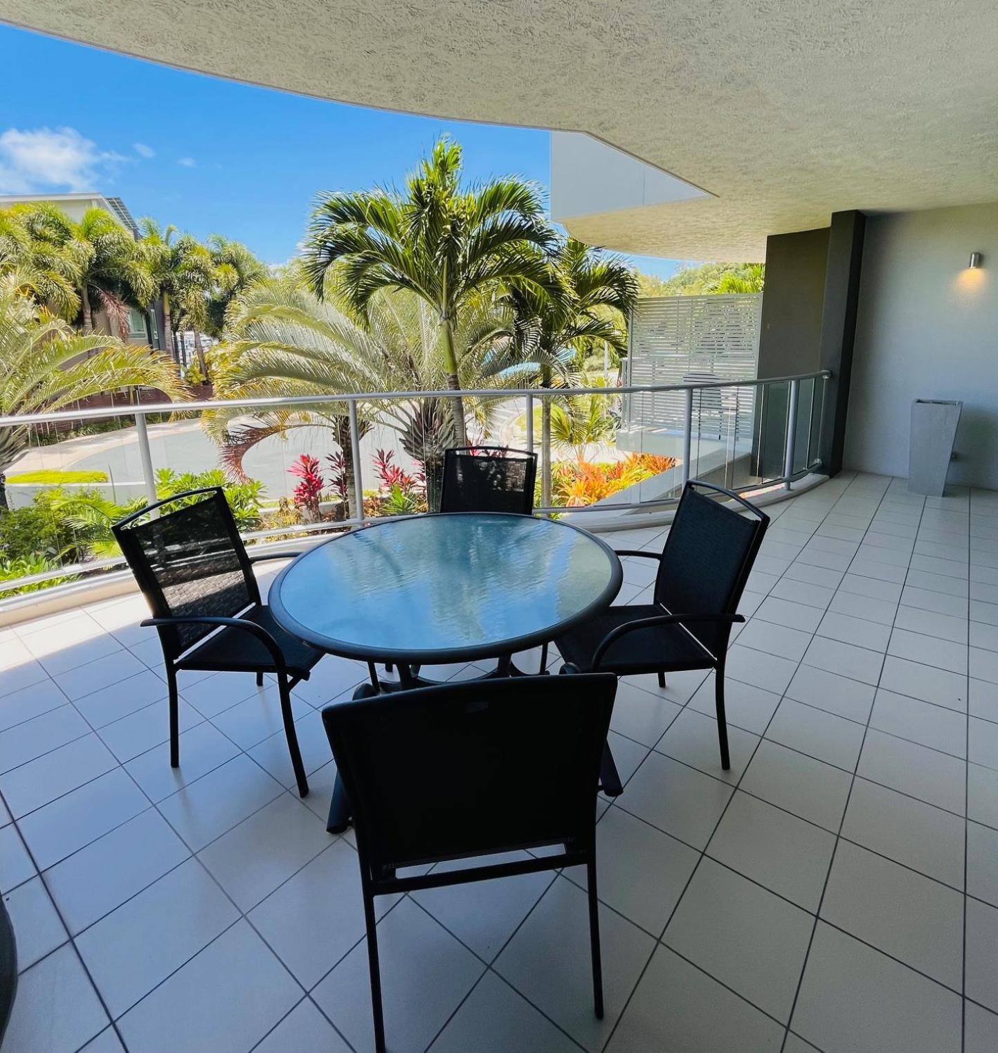 At Marina Shores Airlie Beach Buitenkant foto A balcony in a residential apartment