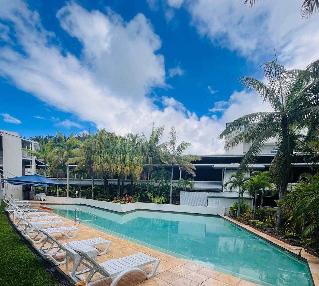 At Marina Shores Airlie Beach Buitenkant foto The pool at the Mantra on Saltwater Island