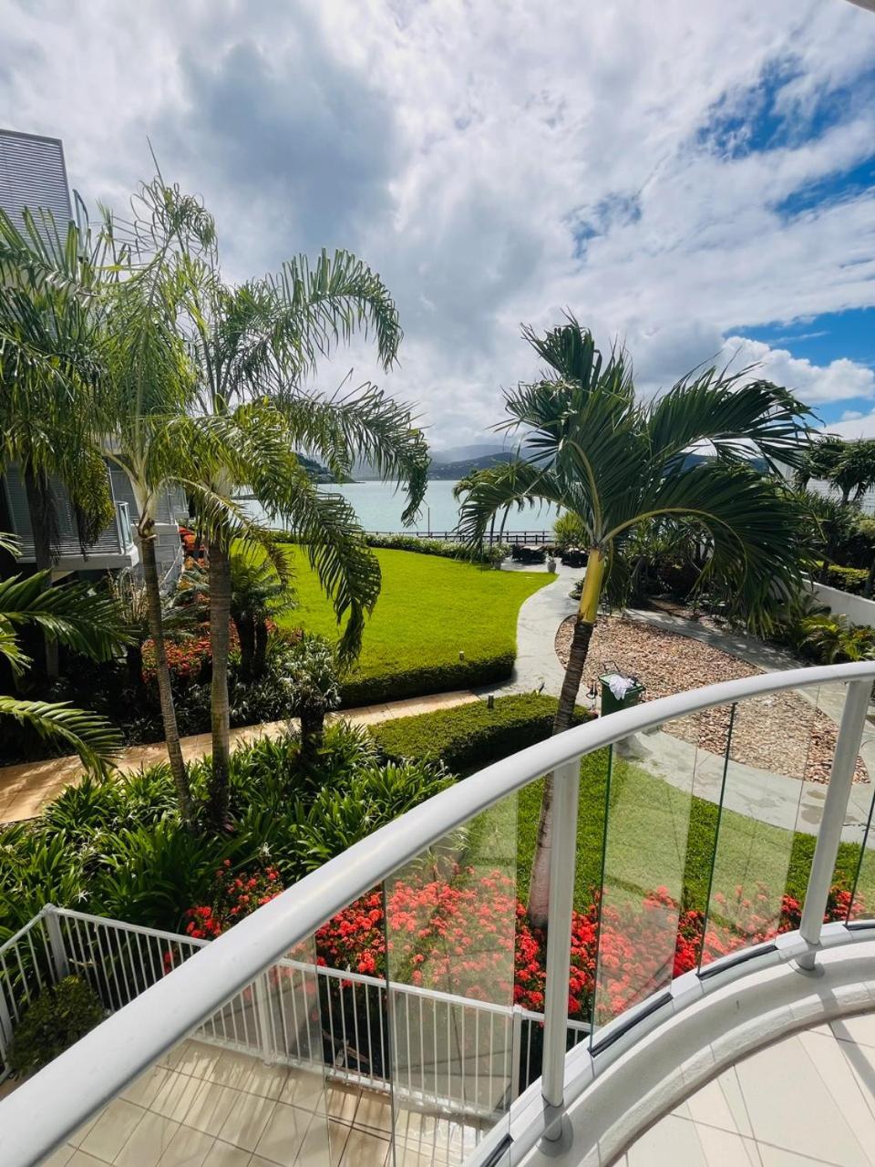 At Marina Shores Airlie Beach Buitenkant foto View of the beach from the hotel