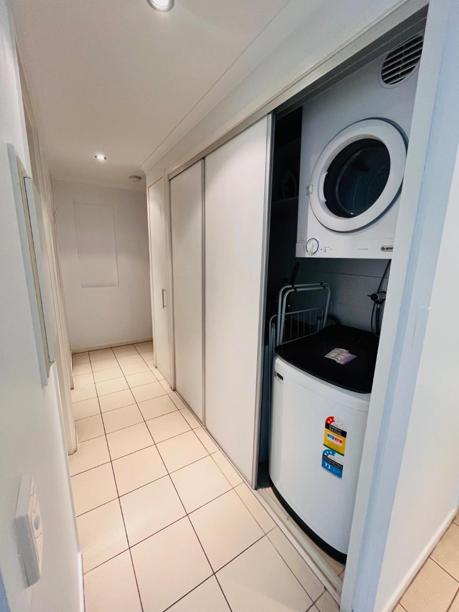 At Marina Shores Airlie Beach Buitenkant foto A laundry room in a residential apartment