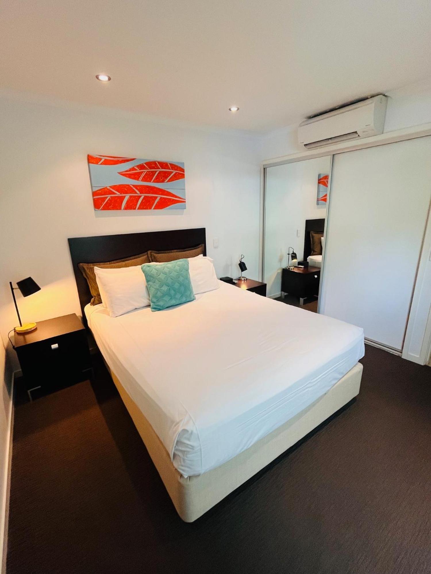 At Marina Shores Airlie Beach Buitenkant foto A bedroom at the hotel
