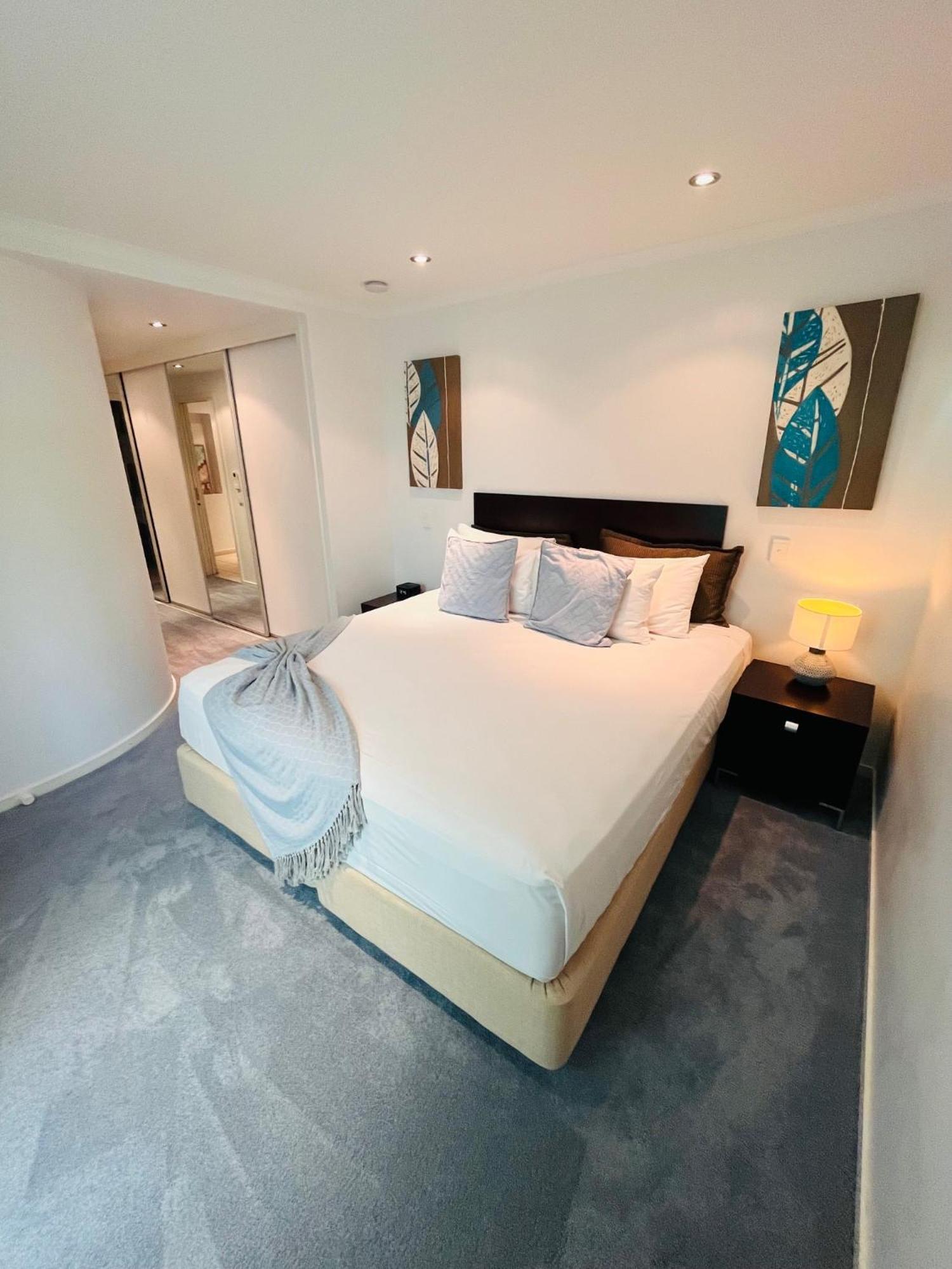 At Marina Shores Airlie Beach Buitenkant foto A bedroom at the hotel