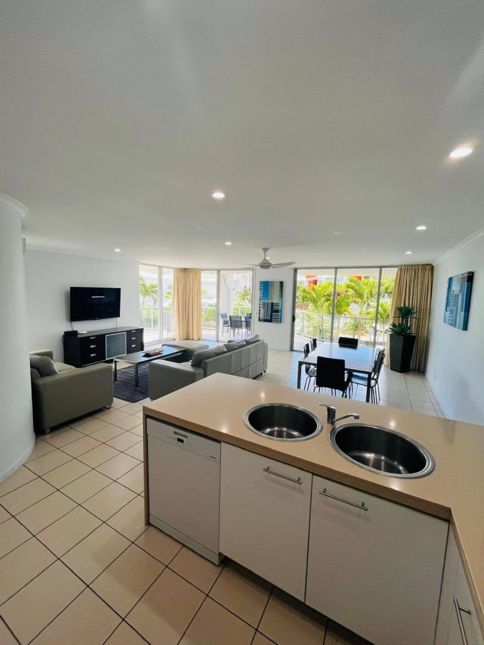At Marina Shores Airlie Beach Buitenkant foto A typical apartment at the Mantra Trilogy