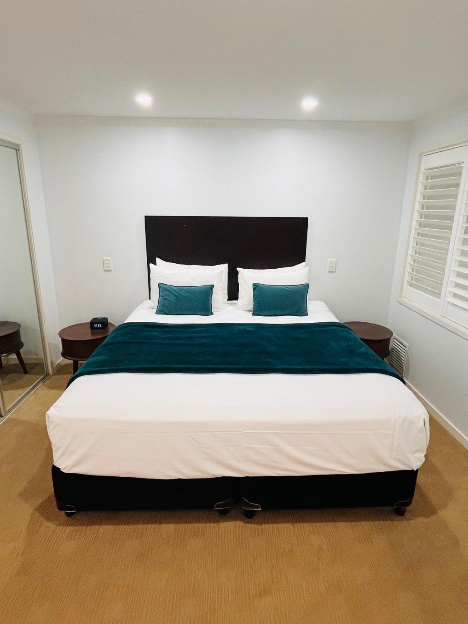 At Marina Shores Airlie Beach Buitenkant foto A bed with a bed runner