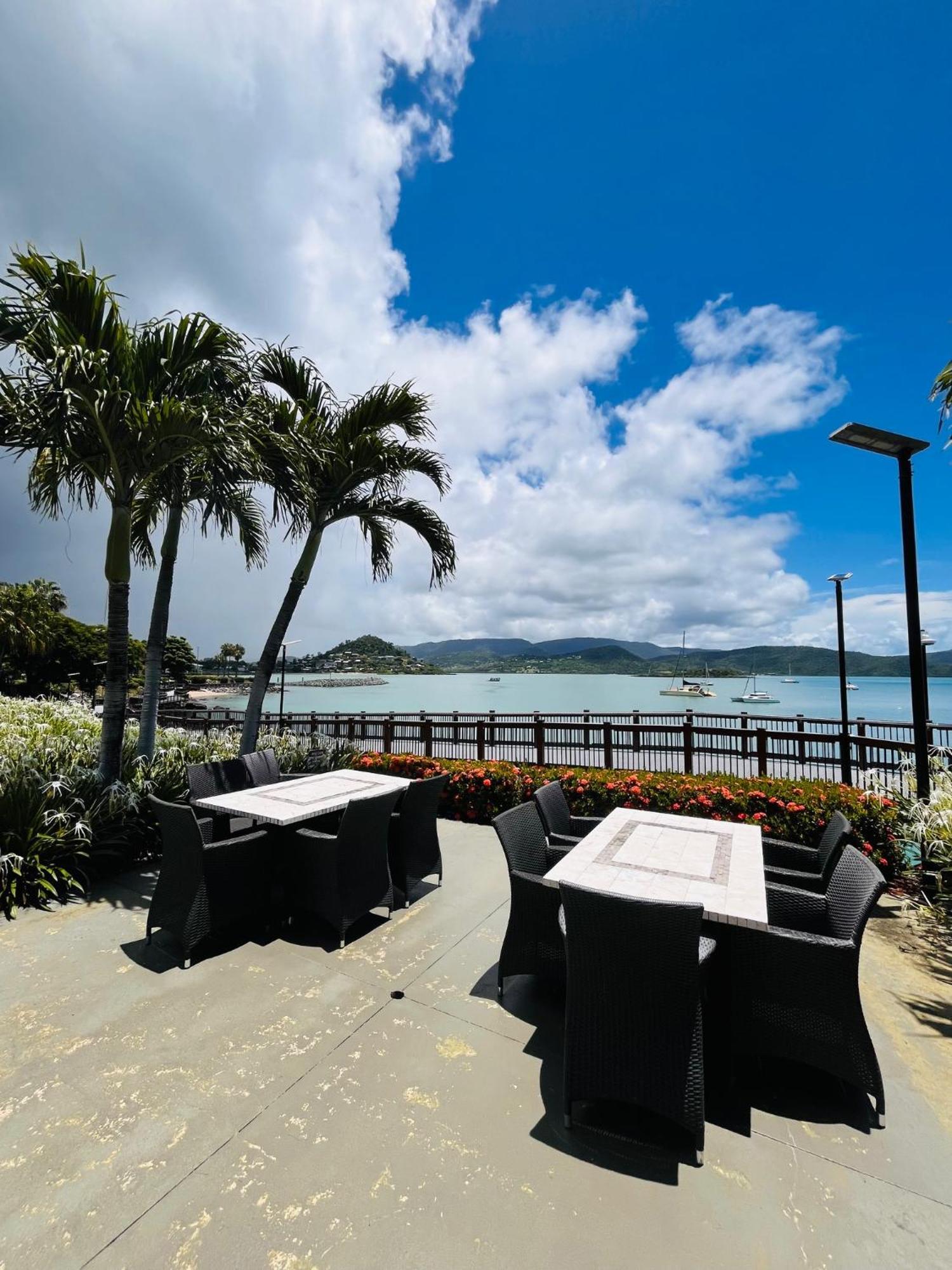 At Marina Shores Airlie Beach Buitenkant foto View of the bay from the resort