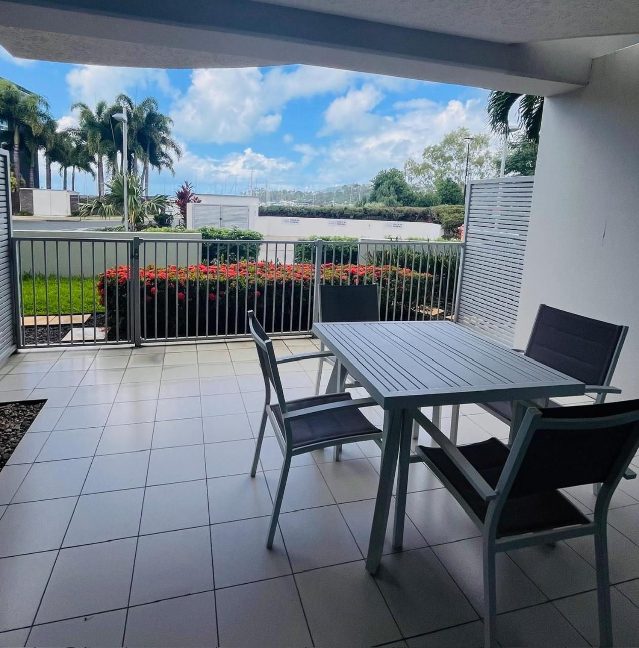At Marina Shores Airlie Beach Buitenkant foto A balcony in a residential apartment