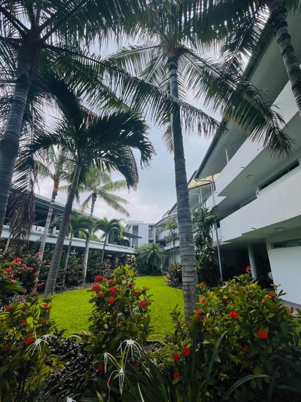 At Marina Shores Airlie Beach Buitenkant foto The courtyard at the Eden Roc