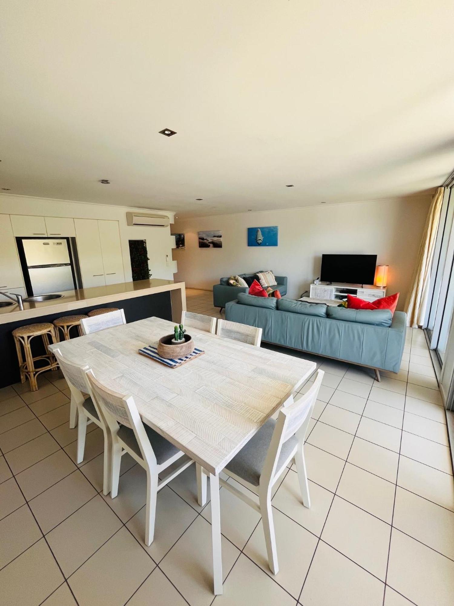 At Marina Shores Airlie Beach Buitenkant foto A typical apartment at the resort