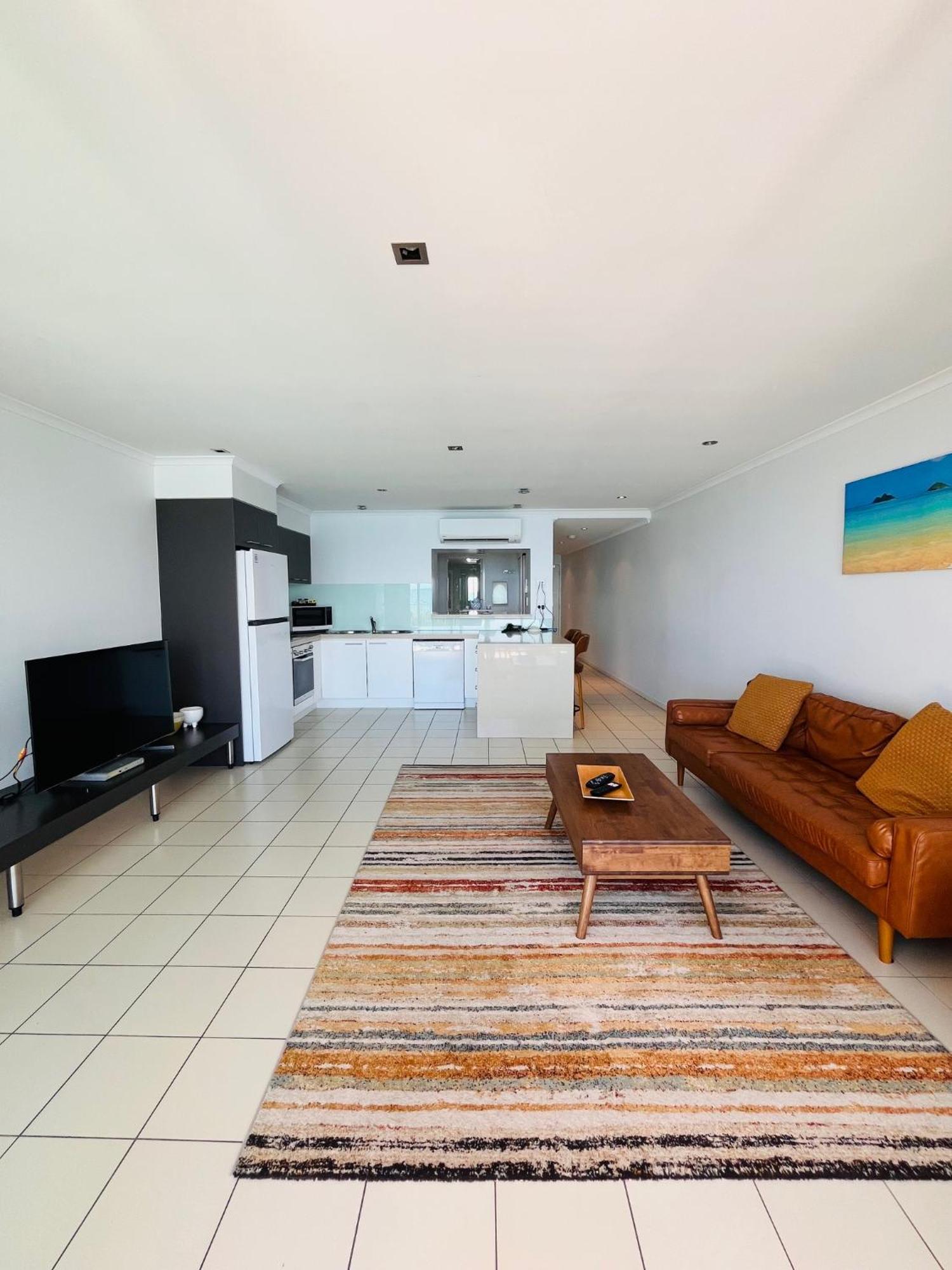 At Marina Shores Airlie Beach Buitenkant foto A typical apartment interior