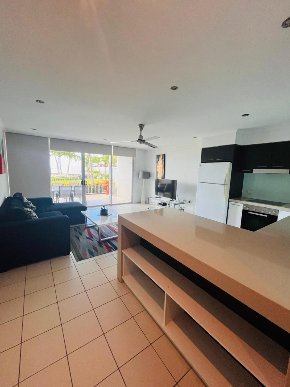 At Marina Shores Airlie Beach Buitenkant foto A typical apartment interior