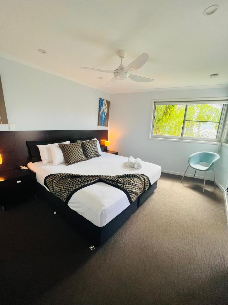 At Marina Shores Airlie Beach Buitenkant foto A bedroom at the hotel
