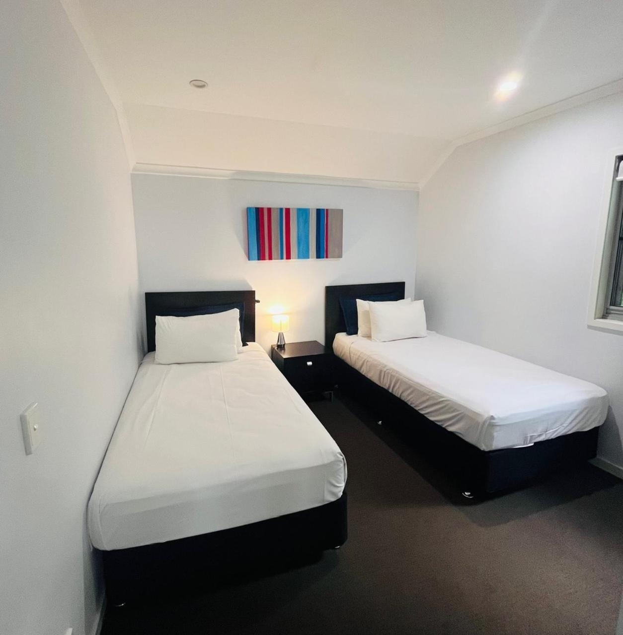 At Marina Shores Airlie Beach Buitenkant foto A bedroom at the hotel