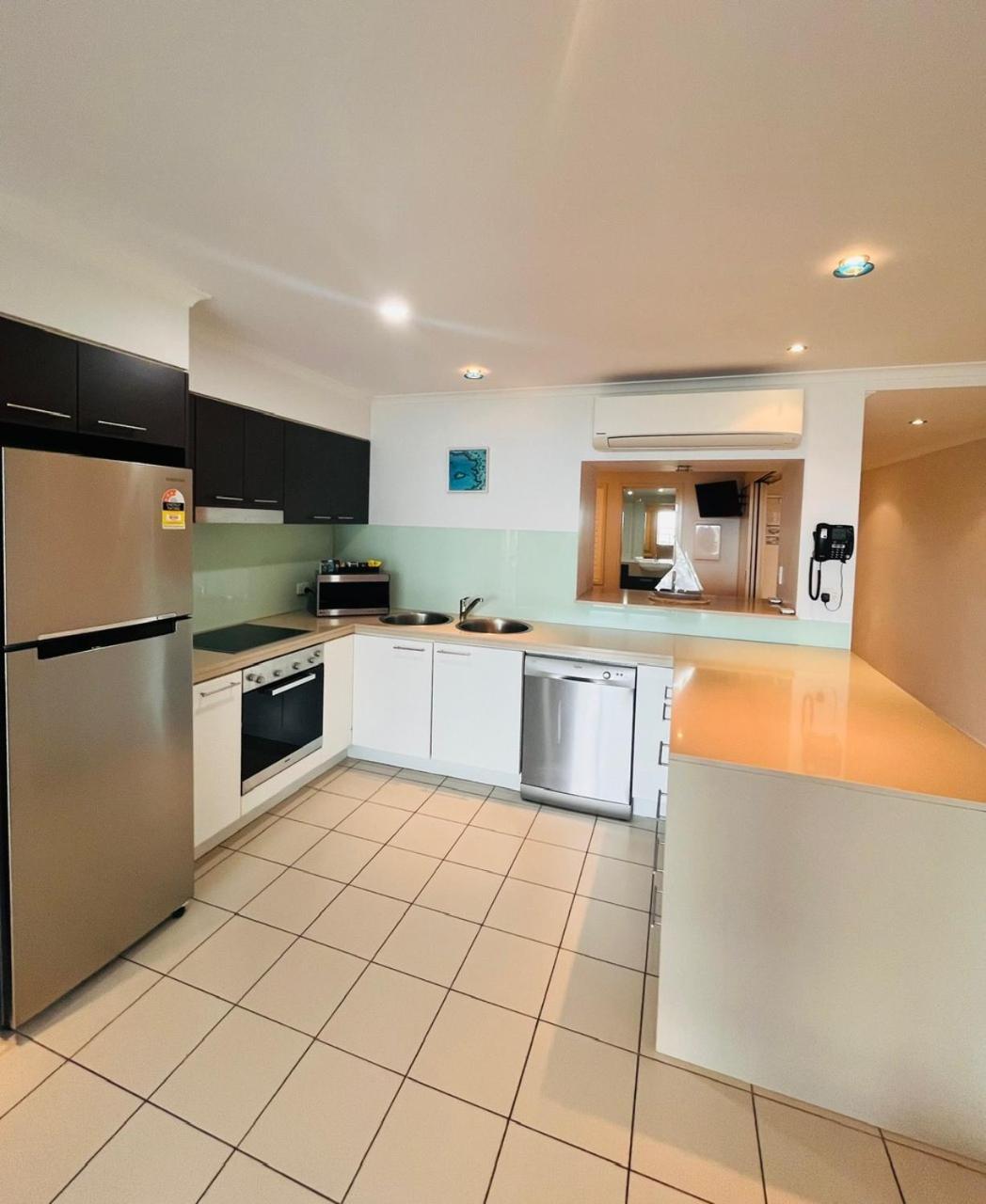 At Marina Shores Airlie Beach Buitenkant foto A modern Australian kitchen