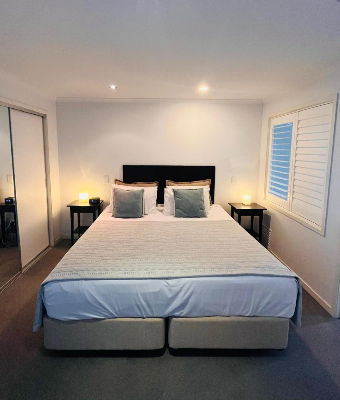 At Marina Shores Airlie Beach Buitenkant foto A bedroom in a typical apartment