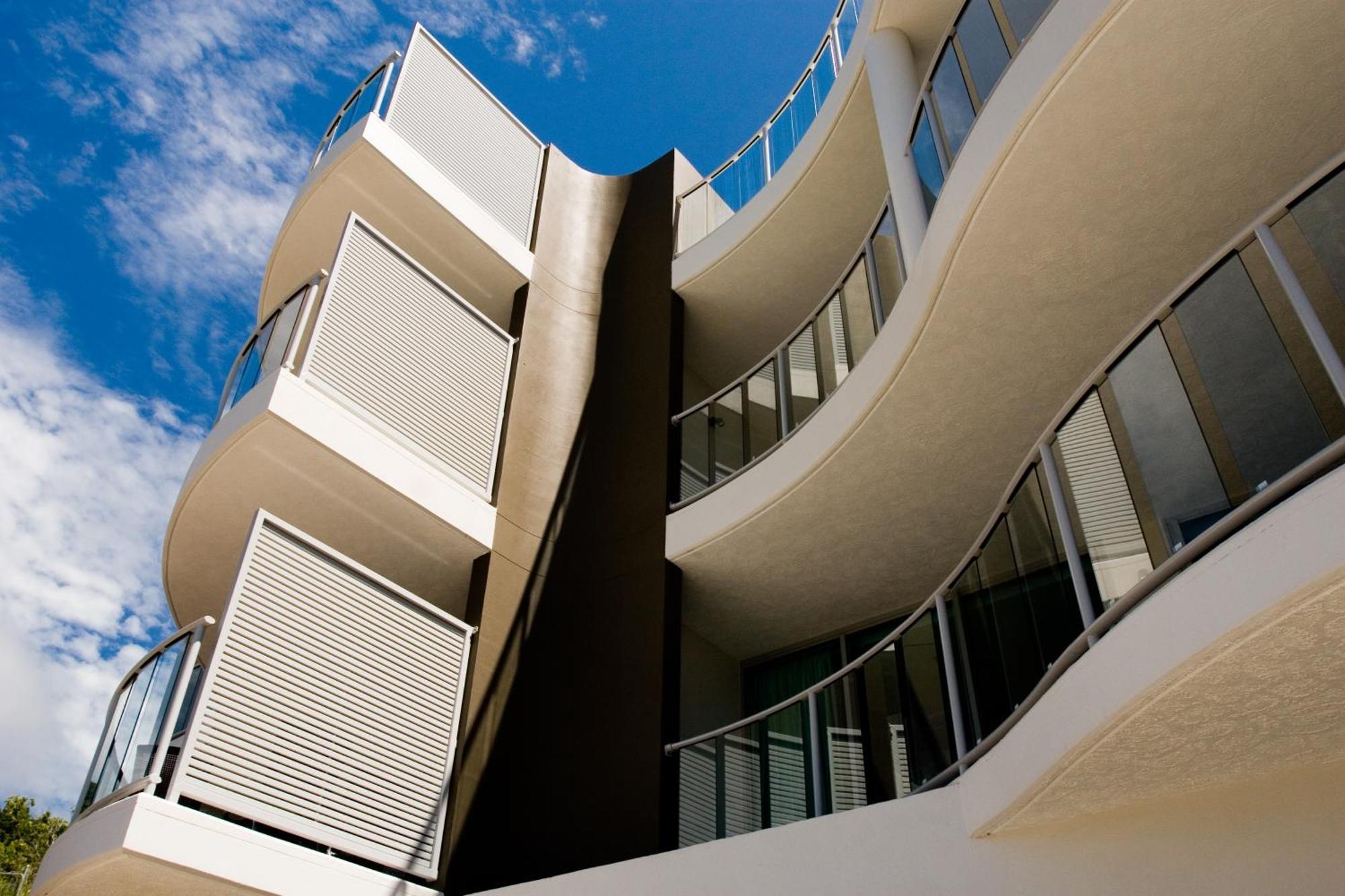 At Marina Shores Airlie Beach Buitenkant foto The exterior of the building