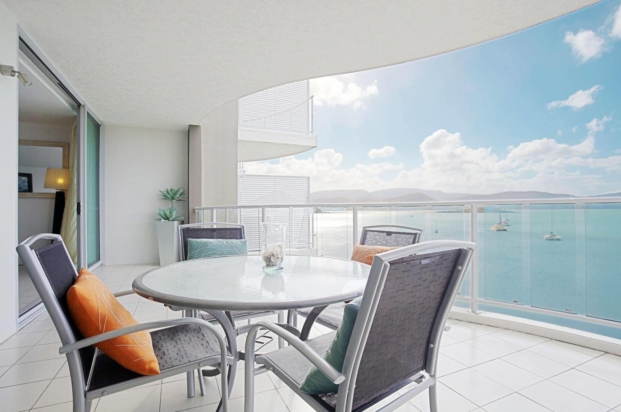 At Marina Shores Airlie Beach Buitenkant foto A balcony