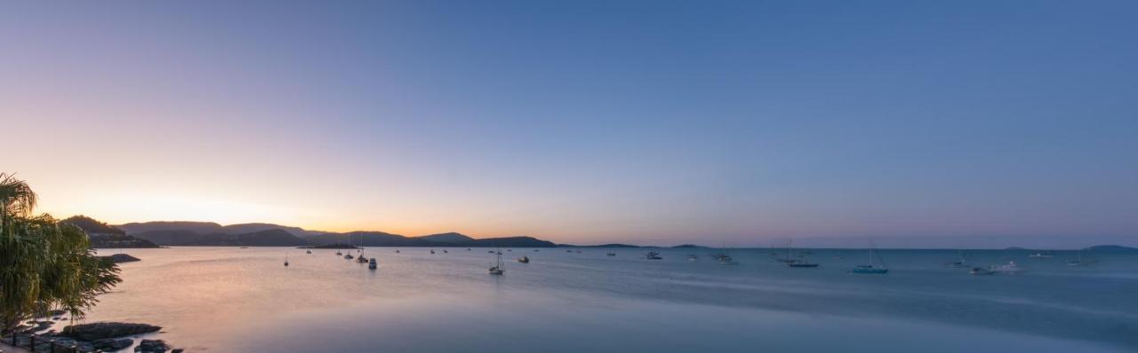 At Marina Shores Airlie Beach Buitenkant foto Sunset over the Gulf of Roses
