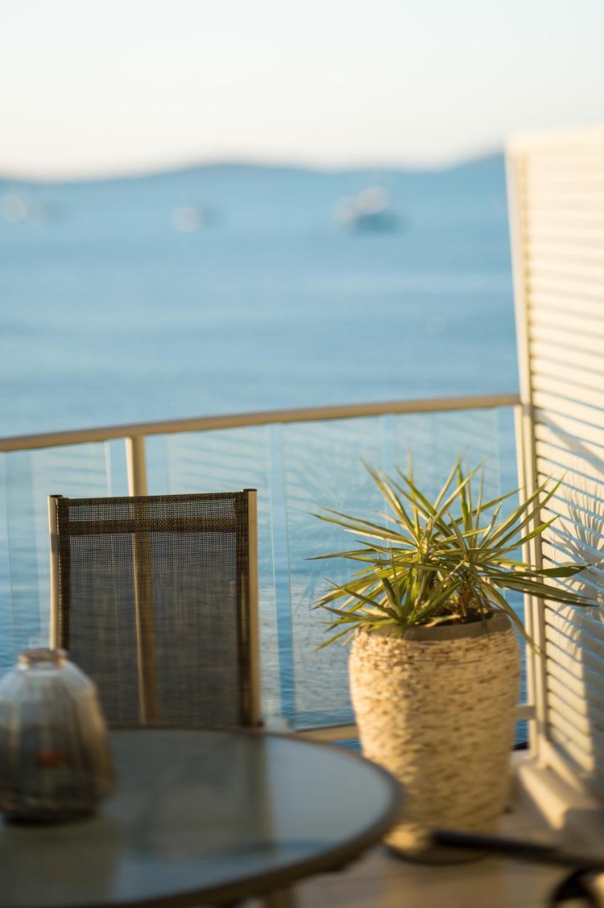 At Marina Shores Airlie Beach Buitenkant foto A balcony in a house