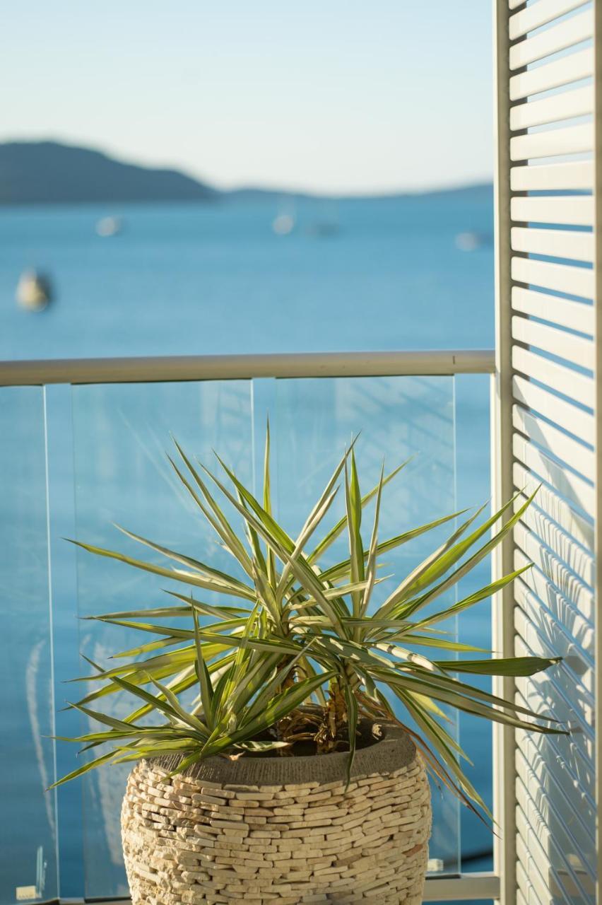 At Marina Shores Airlie Beach Buitenkant foto A glass balustrade